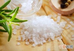 炒菜时怎样知道盐够不够了 炒菜时怎样知道盐够不够