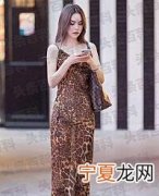 豹纹裙子配什么衣服好看