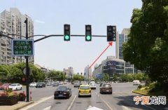 辅路用看主路红绿灯，从辅路进入主路红绿灯怎么看违章