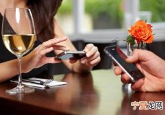 一边吃饭一边玩手机有什么害处 边吃饭边玩手机的危害
