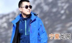 冲锋衣和羽绒服哪个保暖 需要怎么选择穿哪个