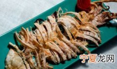 如何泡发干鱿鱼 有如下两种方法泡发干鱿鱼
