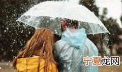 为什么下雨天会变黑 为什么下雨天特别显黑