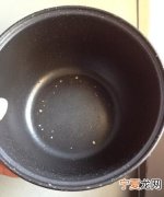 电饭锅煮饭粘锅底怎么办