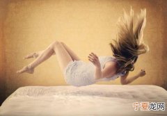 小孩睡觉时身体突然抖一下的原因 睡觉时身体突然抖一下的原因