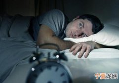 为什么晚上睡觉鬼压身? 晚上睡觉被鬼压身是怎么回事