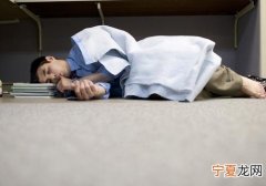 睡觉的时候犯这4个错，夏天没过完你就得进医院！