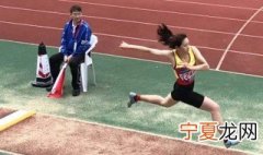 三级跳怎么跳图解 大家可以练习一下