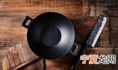 烧热的铁锅里为什么不能倒凉水 铁锅被烧干能加凉水吗