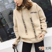 上面宽的卫衣穿搭怎么样 上面宽的卫衣穿搭怎么样好看