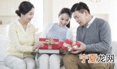 送丝巾茶叶梳子水杯代表什么 送杯子和梳子的寓意
