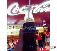 最初的可乐是什么颜色的，可乐的里面是什么颜色的？
