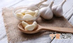 怎么做蒜水不绿 蒜水变绿的原因
