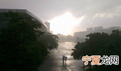 女人梦见下雨房子漏雨到床上 女人梦见下雨房子漏雨