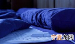 电热毯应该铺在棉絮上还是褥子下 电热毯铺在床单下还是棉絮下