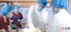 小狗吐绿沫怎么回事，狗狗吐绿色的水还带泡沫是怎么回事