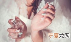 香水喷到衣服上有印怎么办 香水喷在衣服上留下痕迹怎么办