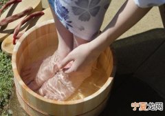 夏天泡脚用冷水好还是热水好 冬天泡脚冷水好还是热水好