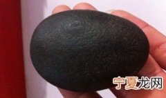 黑色的石头是什么岩石 黑色的石头分为什么岩石
