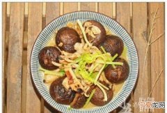 这道香菇墨鱼焖鸡肉比米其林大厨做的还好吃英语