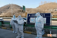 两点一线什么意思，两点一线是什么意思