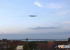 英国惊现银灰色飞碟高速掠过