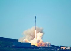 美国私人航天公司SpaceX成功发射无人火箭把10枚卫星送上太空