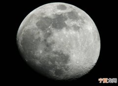 美国科学家发现月球最真实的形状：略微扁平一端有隆起