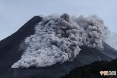 印尼爪哇岛默拉皮火山19日再度喷发 熔岩流绵延约700公尺