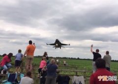 土耳其空军F-16战机超低飞吓走英国观众