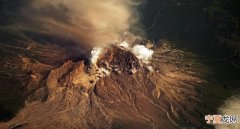 俄罗斯堪察加半岛希韦卢奇火山喷发 灰柱高达海拔8公里