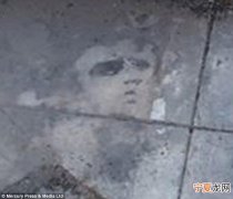 英国曼彻斯特一堆烧烤过后留下的炭灰中惊现“猫王”面孔