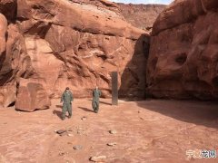 外星人留下的？美国犹他州沙漠中惊见不明金属巨碑