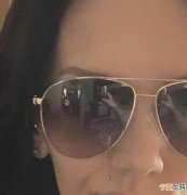 灵异：美国麻省女子在家中戴上太阳眼镜自拍时 镜面反映竟惊现2个诡异身影