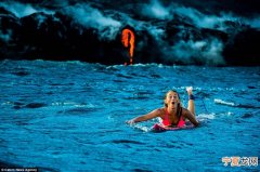 岩浆身后追赶 美国夏威夷女子Alison Teal成为首位在火山爆发下滑浪的人