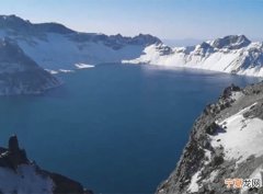长白山国家公园工作人员拍摄到天池中出现类似于尼斯湖水怪的生物
