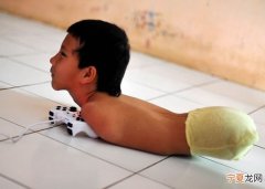 印尼11岁男童Tiyo Satrio天生无手脚 乐观克服重重障碍