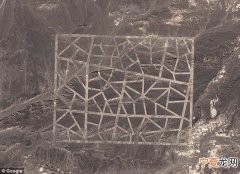 谷歌地球发现中国中部沙漠地区呈现出奇特的格状地形