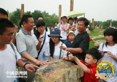 两岸大学生探秘辽宁朝阳古生物