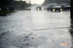 雨天开车戴墨镜更清楚？专家：视线确实会更清晰