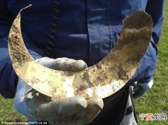 英国寻宝猎人发现3500年前古代部落黄金项圈
