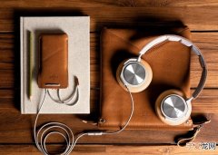 英国推出可由耳机皮夹瞬间化身成立体头戴式耳机座的“Peak Headphone Case”
