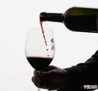 《物理评论·流体力学》：“酒泪”是倒葡萄酒时杯壁上出现的流痕 与葡萄酒质