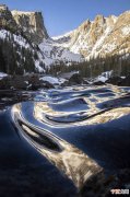 Dream Lake 美国落基山国家公园的梦之湖湖面出现“冰冻浪花”